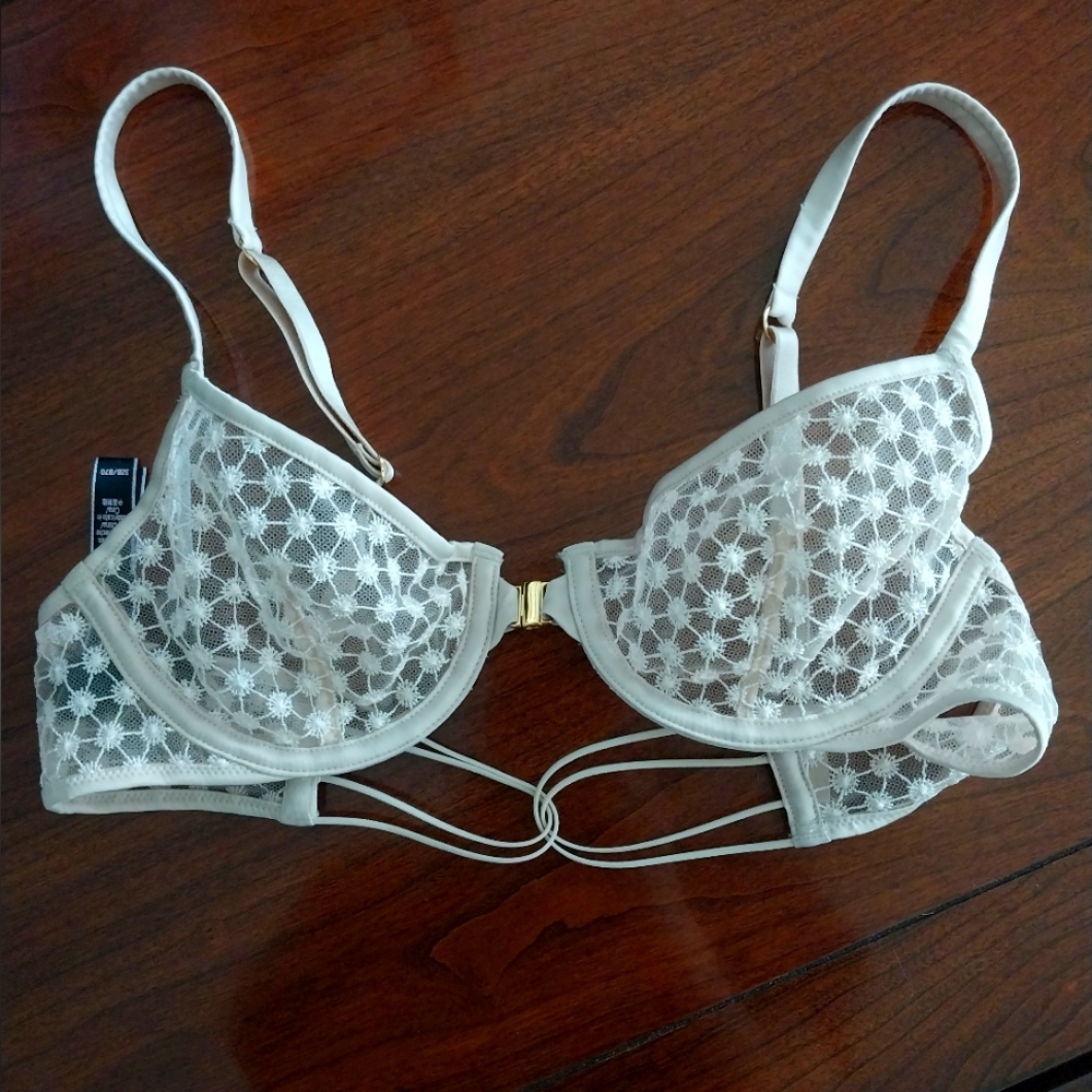 NWOT Victoria's Secret Elegant Cream Lace Bra